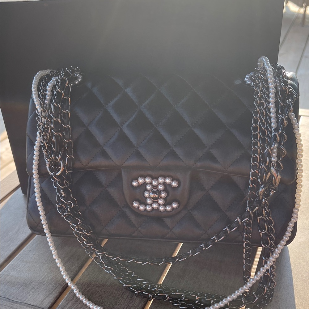 Elegant Black Quilted Shoulder Bag with Pearl Chain